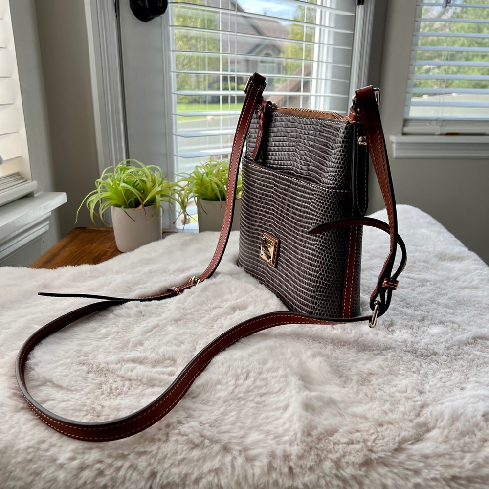 NWOT Dooney & Burke Lizard Embossed Letter Carrier Crossbody Chestnut - Picture 1 of 15